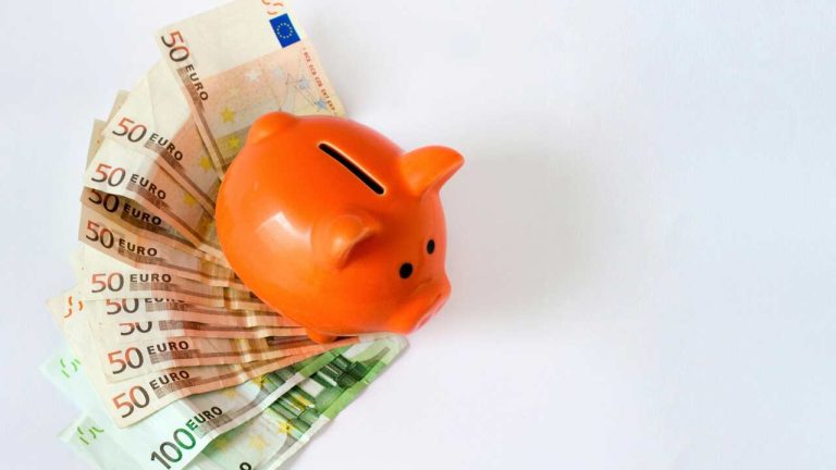 creștere exponențială lângă un teanc de monede așezate pe o masă