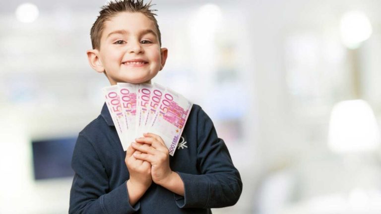 Aplicatie bancara aratand transfer automat din alocatie in contul copilului