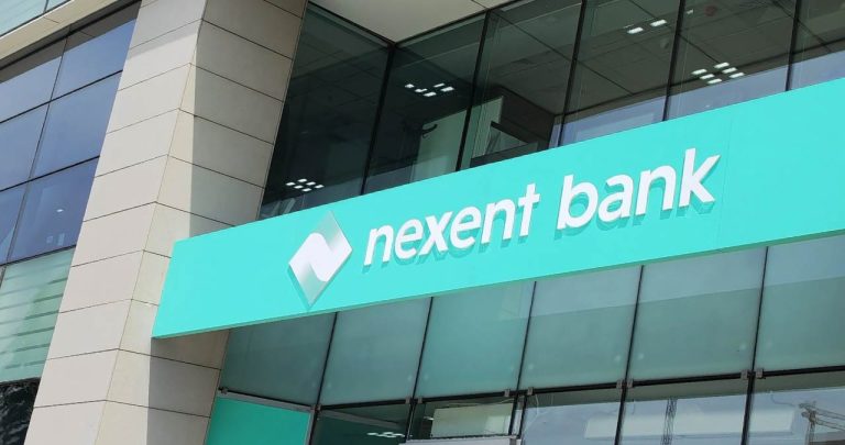 Client verificând numărul de telefon al noii aplicații Nexent Bank după procesul de rebranding din 2026