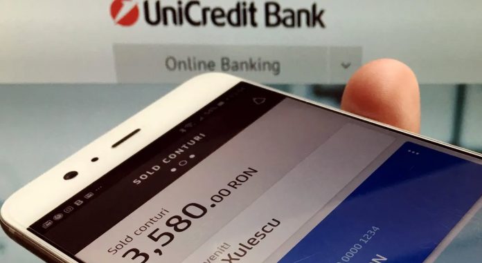 Depanare erori și mentenanță Mobile Banking UniCredit Bank Un utilizator rezolvând o eroare în aplicația Mobile Banking UniCredit pe un smartphone
