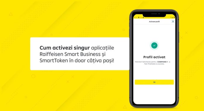 Depanare aplicația Smart Token Raiffeisen Bank Un utilizator rezolvând o eroare în aplicația Smart Token Raiffeisen pe telefon