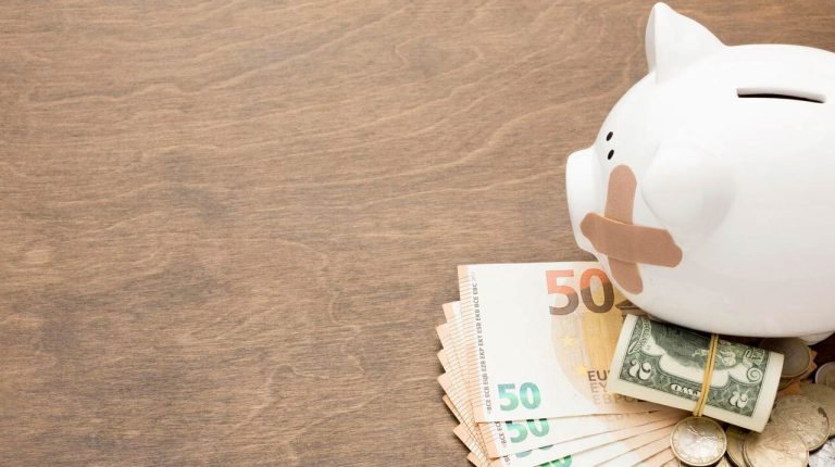 Persoană folosind o aplicație financiară pe telefon pentru a primi un credit rapid
