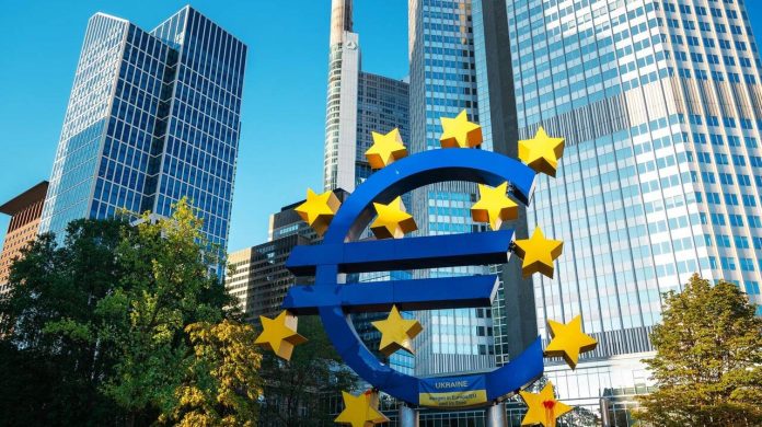Ghid Pași Aplicare Fonduri Europene 2026 Antreprenor analizând un dosar de aplicare pentru fonduri europene în 2026