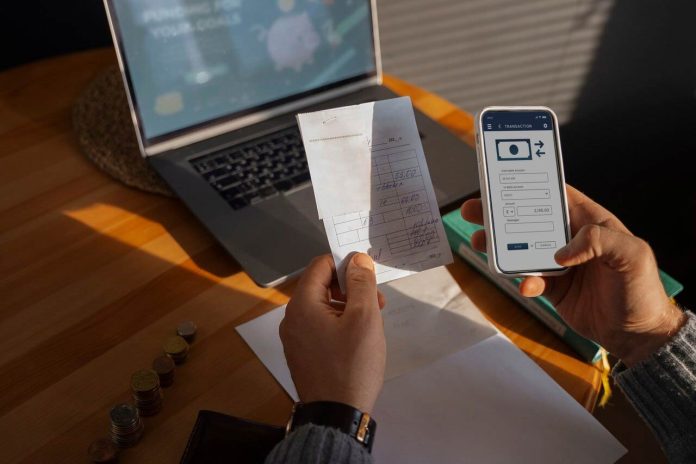 Aplicatii Transfer Bani International Un smartphone afișând un transfer de bani reușit pe o hartă globală