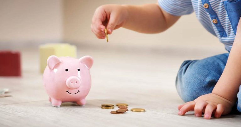 soldul pe telefonul mobil cu un copil zâmbind alături