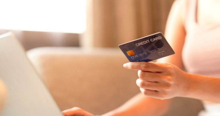Utilizare card cumpărături rate fără dobândă evitare comisioane bancare